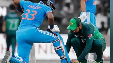 Photo of India vs Pakistan: Shadab Khan Ties Hardik Pandya’s Shoelace, ‘Spirit Of Cricket’ Triumphs